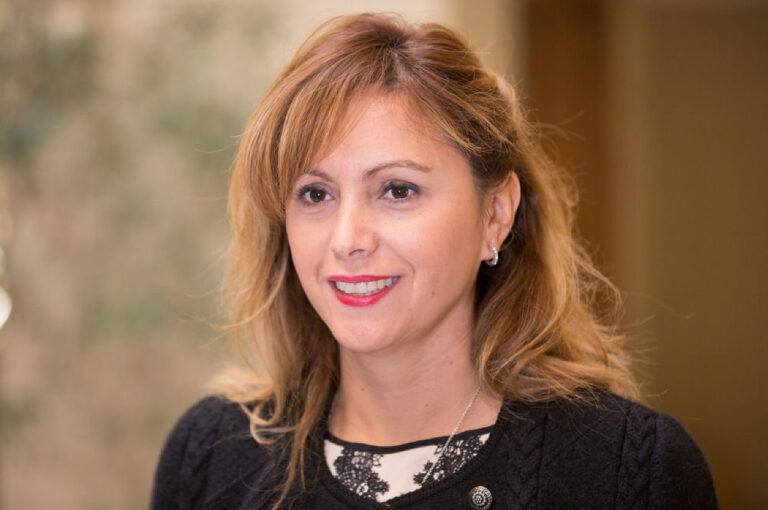 Senadora Loreto Carvajal cuestiona criterios de redistribución distrital y alerta por posibles recortes en programas sociales